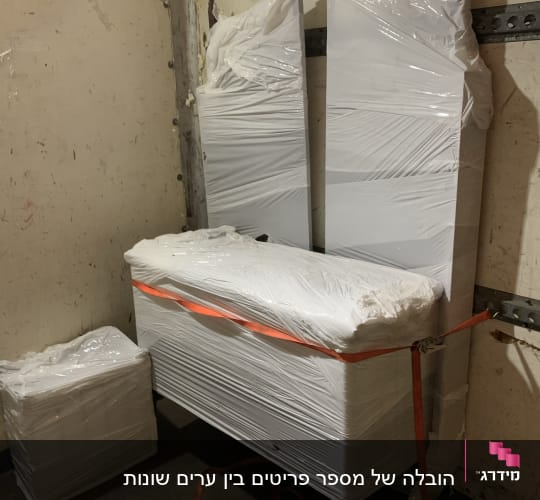 רהיטים עטופים בניילון בתוך משאית הובלה